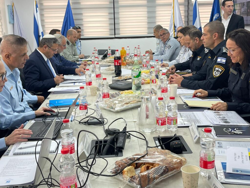 [בתמונה: יאללה מציגים... מלכודת הדבש של המשטרה: איתמר בן גביר במחוז הדרומי, 12 בינואר 2022. המקור: דוברות המשטרה]