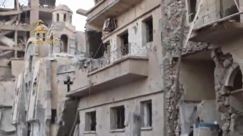 [בתמונה: הכנסייה ההרוסה בדיר א-זור. התמונה היא צילום מסך]