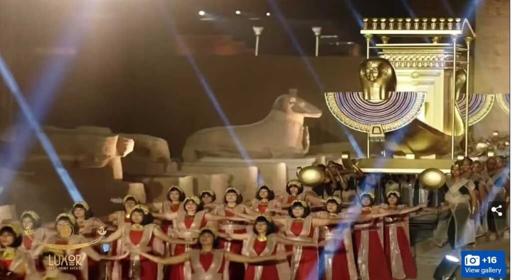 [בתמונה: חגיגות 'המצעד המוזהב' בלוקסור... המקור: טוויטר. בעל הזכויות בתמונה זו לא אותר. לכן, השימוש נעשה לפי סעיף 27א' לחוק זכויות יוצרים. בעל הזכויות הראשי, אנא פנה ל: yehezkeally@gmail.com]