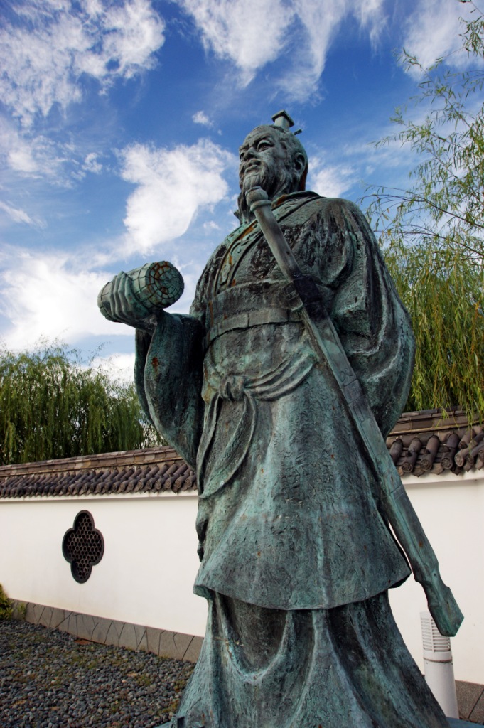 [תמונת פסלו של סון צו משמאל נוצרה והועלתה לויקיפדיה על ידי 663highland. קובץ זה הוא בעל רישיון Creative Commons להפצה, תחת רישיון זהה, גרסה: CC BY 2.5]