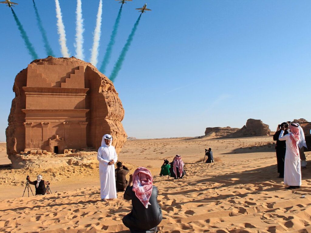 [בתמונה: מב"ס ביצע ביום הלאומי הסעודי, מטס אווירובטי מעל האתר הנבטי, הפגאני, הקדום... המקור: התקשורת הסעודית]