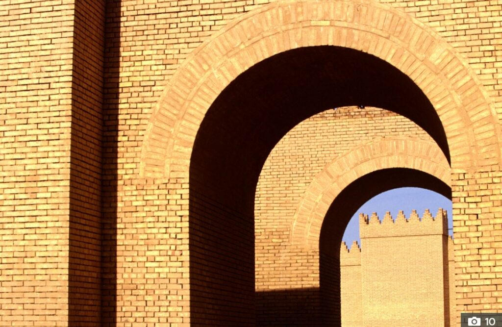 [בתמונה: סדאם הורה על שחזור חומות העיר בבל ושער הכניסה המרשים על חורבות העיר העתיקה. המקור: טוויטר. בעל הזכויות בתמונה זו לא אותר. לכן, השימוש נעשה לפי סעיף 27א' לחוק זכויות יוצרים. בעל הזכויות הראשי, אנא פנה ל: yehezkeally@gmail.com]