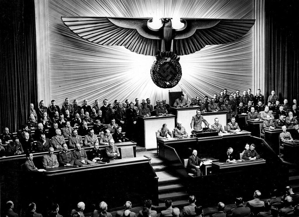 [בתמונה: ב-11 בדצמבר 1941 כינס אדולף היטלר את רייכסטאג הבובות הגרמני לנאום, שנועד להכרזת מלחמה על ארצות הברית, בעקבות התקפת הפתע היפנית על פרל הארבור, ארבעה ימים לפני כן... קרדיט: Bundesarchiv, Bild 183-1987-0703-507 / unbekannt / CC-BY-SA 3.0]