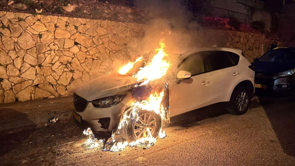 [בתמונה: הצתת רכב בדרך סטלה מאריס בחיפה, ב- 24 ביוני 2023. צילום: כבאות והצלה]
