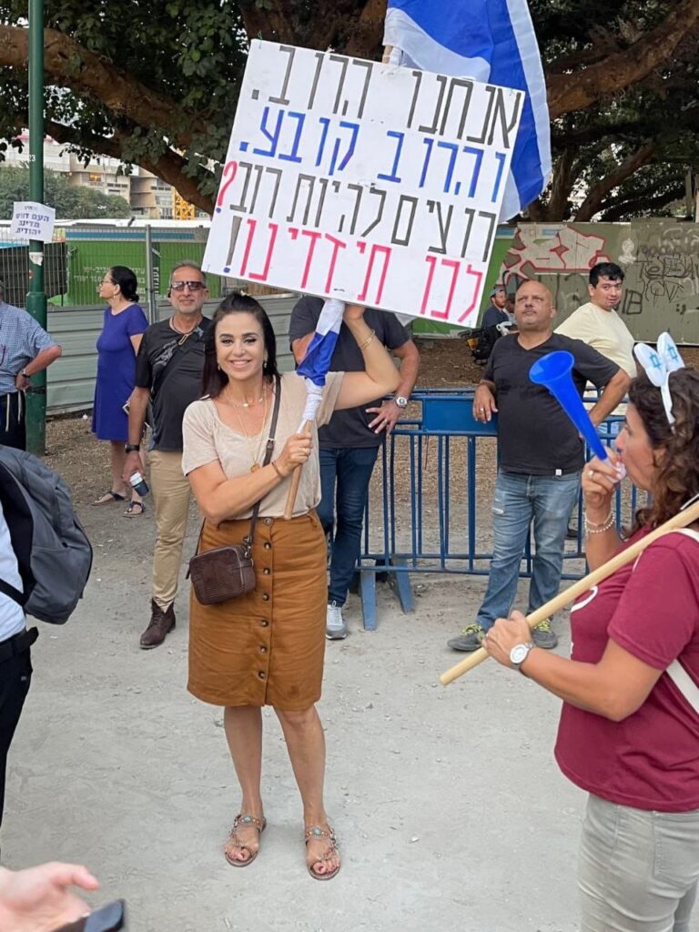 [בתמונה: "לכו תזדיינו"... מפגינה אחת נגד תנועת המחאה מציגה את הדילמה בפשטותה: ההתפתחויות הדמוגרפיות בישראל מלמדות על הצטמקות ה'בייס' שלה לאורך שנים, עד כי שליטה בשיטה הפרלמנטרית הרגילה, הולכת והופכת לבלתי אפשרית. התמונה שותפה ברשתות החברתיות ובעל הזכויות בה לא אותר. לכן, השימוש נעשה לפי סעיף 27א' לחוק זכויות יוצרים. בעל הזכויות הראשי, אנא פנה ל: yehezkeally@gmail.com]