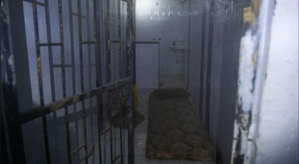 [בתמונה: "כֵּן לְקוֹל הַשְּׁבוּיִים כֵּן לְקוֹל הַנֶּעֱדָרִים וְכֵן לַהֲרוּגִים..." מכלאות השבויים בתוך המנהרות בחאן יונס. הצילום: דובר צה"ל]