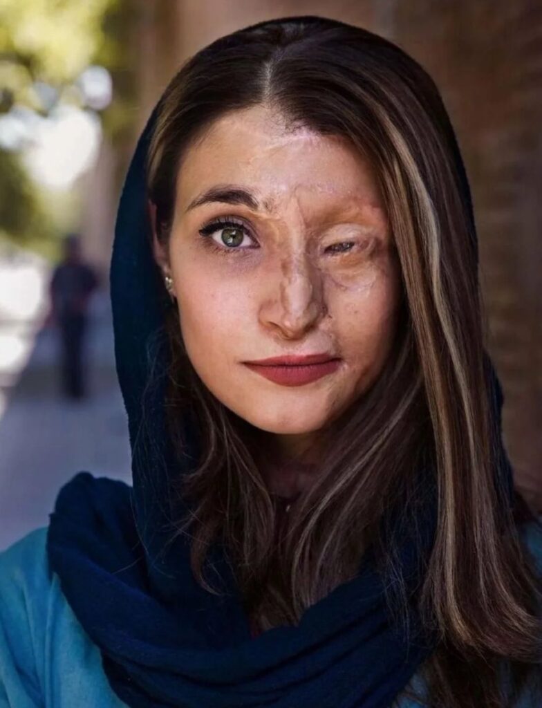 [בתמונה: ההיגיון הפרדוקסלי של לבישת הבורקה, החיג'אב והניקאב… המקור: דף הטוויטר של Azat. אנו מאמינים כי אנו עושים בתמונה שימוש הוגן]