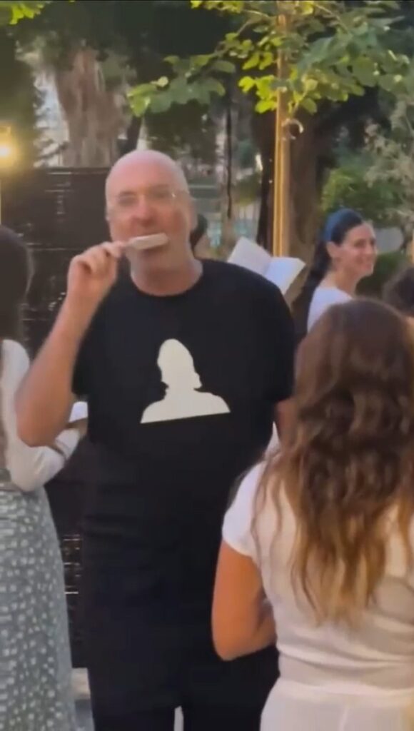 [בתמונה: גיבור חמוש בארטיק בעזרת נשים בתפילת יום הכיפורים בתל אביב.… המקור: דף הטוויטר של ינון מגל. אנו מאמינים כי אנו עושים בתמונה שימוש הוגן]