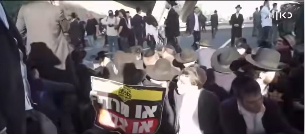 [בתמונה: חסימות כבישים ע"י החרדים... קרוב רגע ההיפוך. התמונה היא צילום מסך]