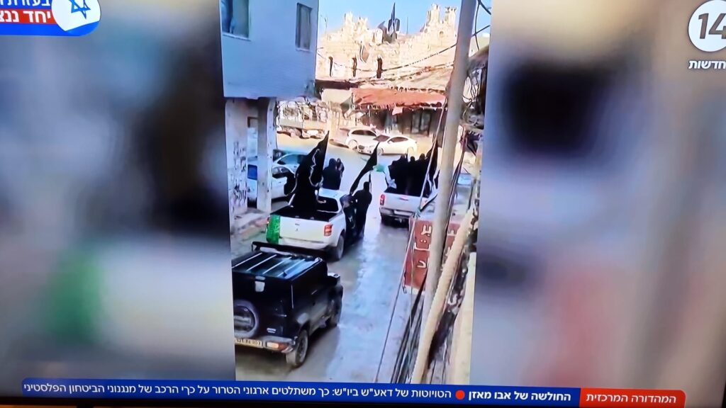 [בתמונה: מה זה אומר כשטויוטות עמוסות לוחמים מסתובבות ברחובות רבע שעה מתל אביב? התמונה היא צילום מסך]