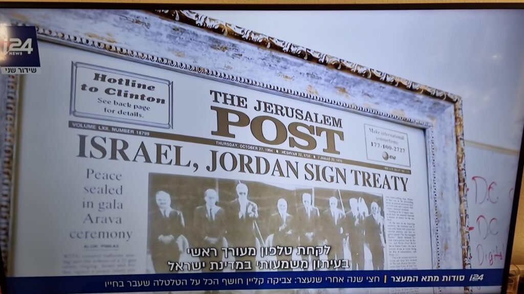 [בתמונה: תגידו, באיזה סוג מדינה עוצרים עורך ראשי של עיתון ולוקחים לו לחצי שנה את הטלפון בלי צו, כדי להפיל ראש ממשלה? התמונה היא צילום מסך]