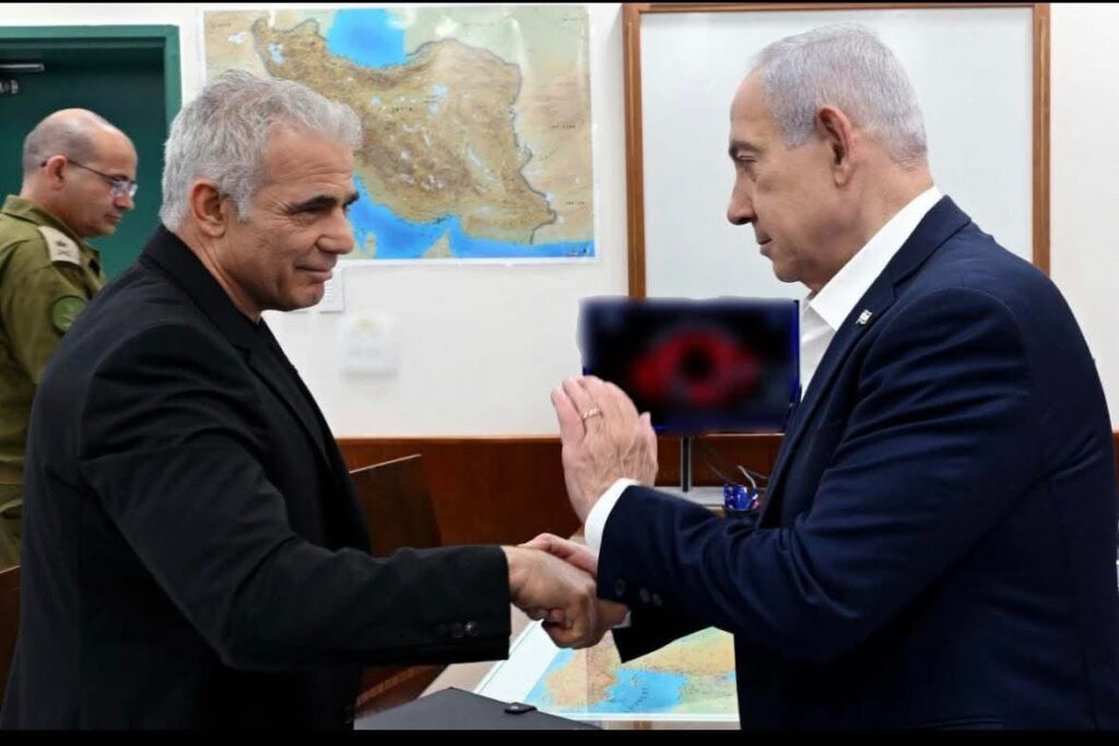 [בתמונה: נתניהו, לפיד ולחיצת היד הפומבית - העוצמה ממגנטת... צילום: אבי אוחיון/ לע"מ]