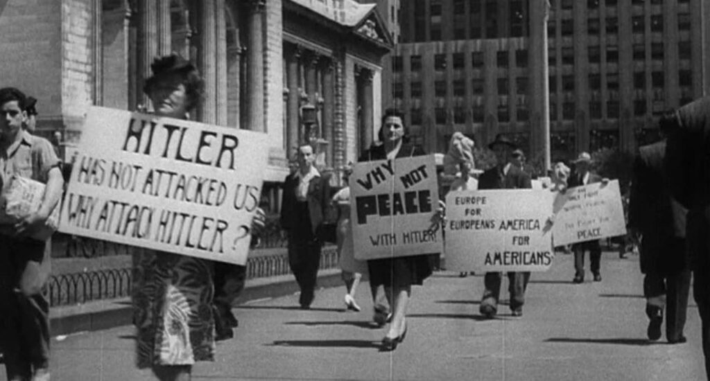 [בדלנים בהפגנה נגד המלחמה בארצות הברית, לפני פרל הארבור. התמונה היא צילום מסך מתוך הסרט: "למה אנו נלחמים"]