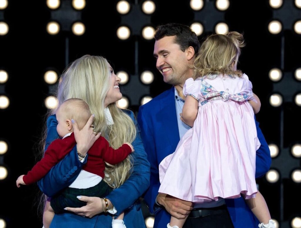 [בתמונה: צ'רלי קירק ז"ל עם משפחתו... המקור: דף הטוויטר של Adam Weiss. אנו מאמינים כי אנו עושים בתמונה שימוש הוגן]