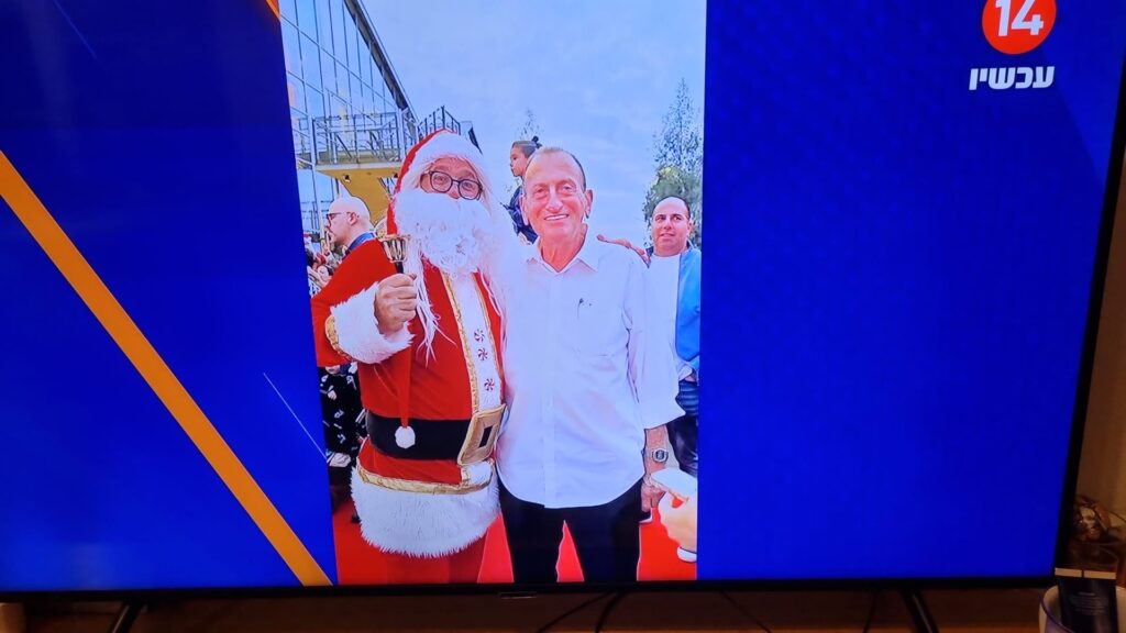 [בתמונה: כריסטמס שמח... האם גם במדינת כל אזרחיה הוא היה מצטלם ככה? התמונה היא צילום מסך]
