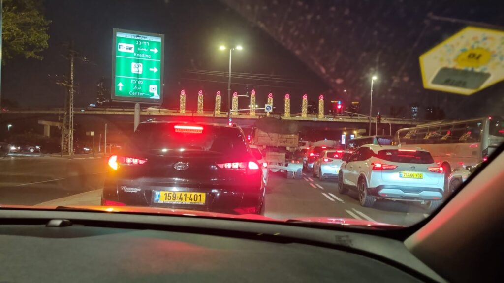 [בתמונה: חנוכה, תל אביב לובשת חג... הצלם: פנחס יחזקאלי]