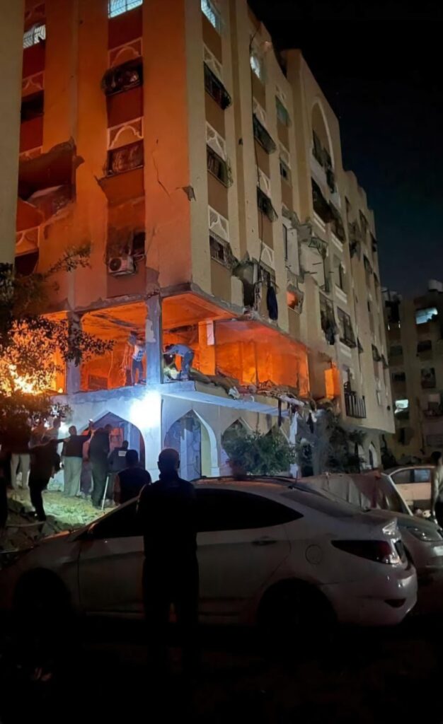 [בתמונה: תוקפים בעזה... התמונה שותפה הרבה ברשתות החברתיות ובעל הזכויות שבה לא אותר. לכן, השימוש נעשה לפי סעיף 27א' לחוק זכויות יוצרים. בעל הזכויות הראשי, אנא פנה ל: yehezkeally@gmail.com]