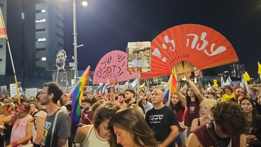 [בתמונה: בקש שלום ורדפהו בהפגנות קפלן - נאיביות קטלנית... בעל הזכויות בתמונה זו לא אותר. לכן, השימוש נעשה לפי סעיף 27א' לחוק זכויות יוצרים.  בעל הזכויות הראשי, אנא פנה ל: yehezkeally@gmail.com]