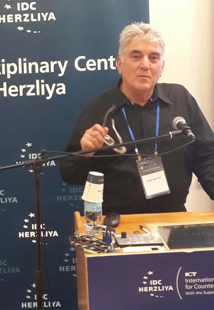 סנ"צ בדימוס אשר בן ארצי, שימש בעבר כראש מדור האינטרפול במשטרת ישראל. משמש היום כמנכ"ל חברת IPSC, המתמקדת במודיעין ובסייבר, וכחבר המזכירות הכללית של DIGITALPOL. תחום ייחודי בו עוסקת החברה, הוא גילוי והוכחת זיופים בסרטי וידאו ואודיו.