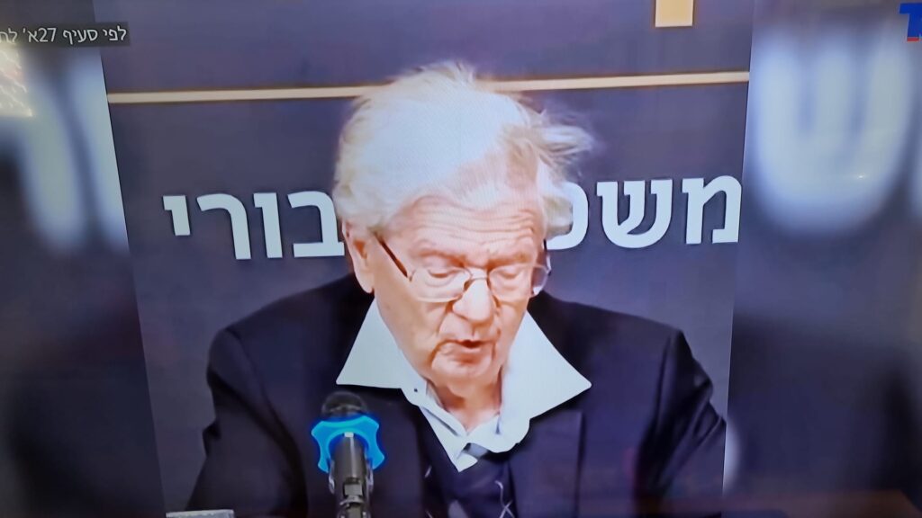 [בתמונה - אהרן ברק: "המרחק בין הפגנה באולם של בית המשפט לבין התפרצות לבית המשפט וללשכות השופטים אינו רב"... התמונה היא צילום מסך]