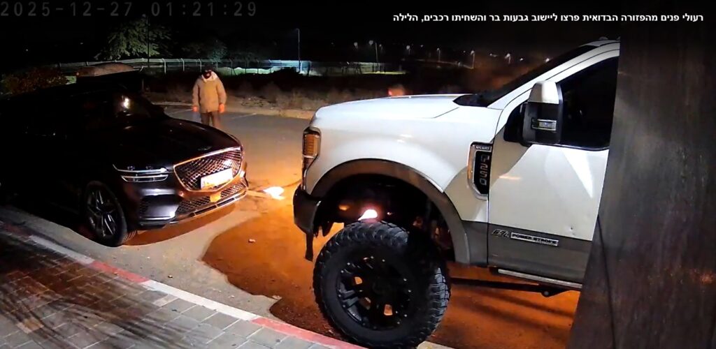 [בתמונה: הצתת הרכבים בגבעות בר... התמונה שותפה הרבה ברשתות החברתיות ובעל הזכויות שבה לא אותר. לכן, השימוש נעשה לפי סעיף 27א' לחוק זכויות יוצרים.  בעל הזכויות הראשי, אנא פנה ל: yehezkeally@gmail.com]