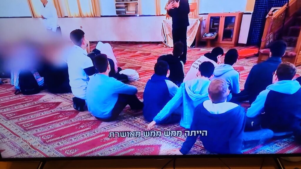 [בתמונה: סיורי 'דו קיום' של בתי ספר יהודיים למרכז 'דאר אל סלאם', הפכו אובייקט לזיהוי חוליות חלשות בקרב הנערים, שניתן להפעיל עליהם השפעה... התמונה היא צילום מסך]