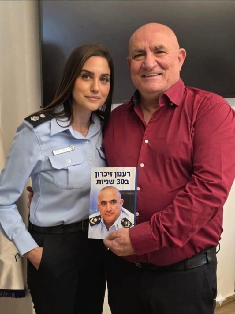 [בתמונה: מם מחאה שפורסם ברשתות החברתיות שבו מציג קראדי את ספרו עם הכיתוב: "רענון זיכרון ב- 30 שניות"... התמונה שותפה הרבה ברשתות החברתיות ובעל הזכויות שבה לא אותר. לכן, השימוש נעשה לפי סעיף 27א' לחוק זכויות יוצרים.  בעל הזכויות הראשי, אנא פנה ל: yehezkeally@gmail.com]