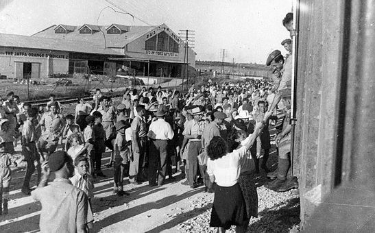 [בתמונה: בתאריך 20-09-1944 הוחלט על הקמת חי"ל (חטיבה יהודית לוחמת). הגדוד הראשון עזב ברכבת את הארץ לכיוון מצרים, בתאריך 23-09-1944 בתצלום התחנה ליד בית אריזה אדיר בע"מ הסינדיקט לתפוז יפו בע"מ. התמונה היא נחלת הכלל]