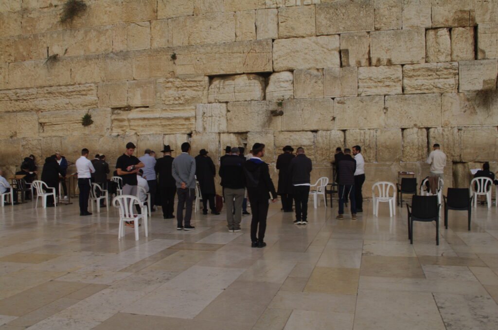 [בתמונה: בכוונתי לעלות לכותל המערבי בירושלים בימים שלפני הבחירות (ב-25 או ב-26 באוקטובר 2026), כדי לקיים תפילת רבים מרוכזת לניצחון המחנה הלאומי. התמונה: אלכס רנב]